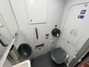 Toaleta, na evropské poměry nezvykle i s pisoárem. Foto: Jan Sůra / Zdopravy.cz