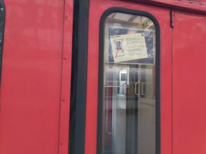 17 Železniční kolorit v podobě nefunkčních dveří i na soupravě ES. Foto: Aleš Petrovský