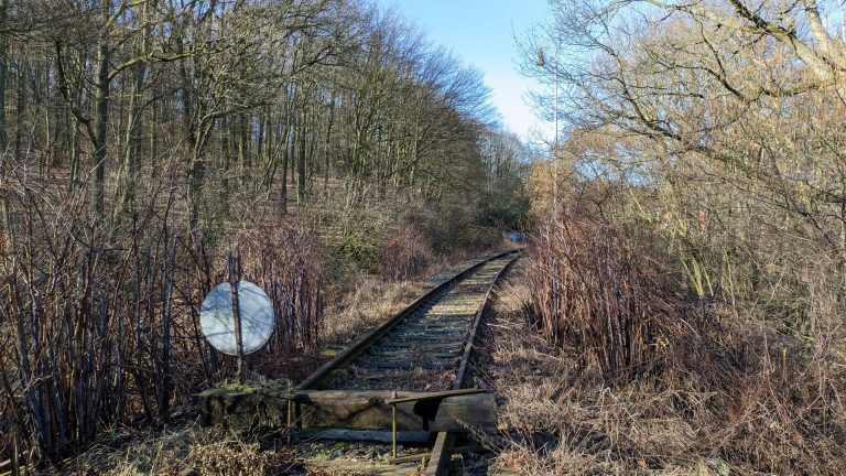 Zast. Radejčín, pohled z vyloučeného úseku směr Úpořiny. Autor: Zdopravy.cz/Jan Sůra