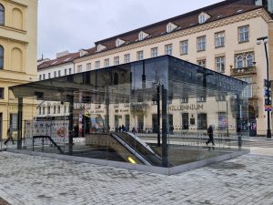 Zmodernizované vstupy do metra stanice Náměstí Republiky před Masarykovým nádražím. Foto: Zdopravy.cz, Jan Nevyhoštěný