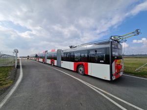 Trolejbusy Škoda Solaris 24m na ranveji. Foto: Zdopravy.cz, Jan Nevyhoštěný