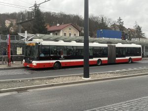 Naftový autobus na trolejbusové lince 59.
Foto: Čtenář Zdopravy.cz