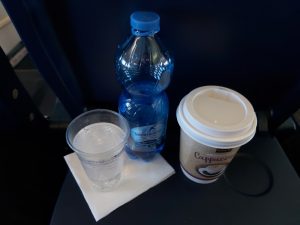47 Káva a voda na palubě letu Ryanair. Foto: Aleš Petrovský