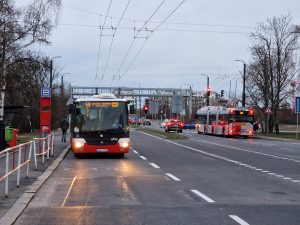 Naftový autobus na trolejbusové lince 59, vpravo trolejbus odjíždějící s poruchou. Foto: Zdopravy.cz / Jan Nevyhoštěný