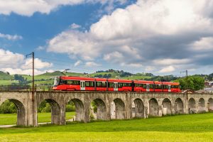 Vlakotramvaj na Appenzellském viaduktu na východě Švýcarska. Foto: Appenzeller Bahnen