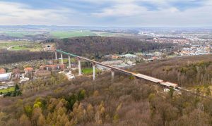 Vysouvání mostu Gottleubatalbrücke v německé Pirně (březen 2024). Foto: Bemo Tunnelling