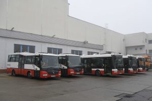 Pět autobusů SOR darovaných z Prahy do měst Mykolajiv a Buča. Foto: DPP