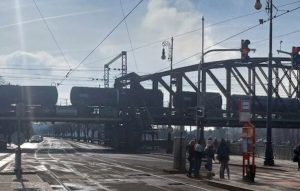 Nákladní vlak na Výtoňském mostě. Foto: Nebourat