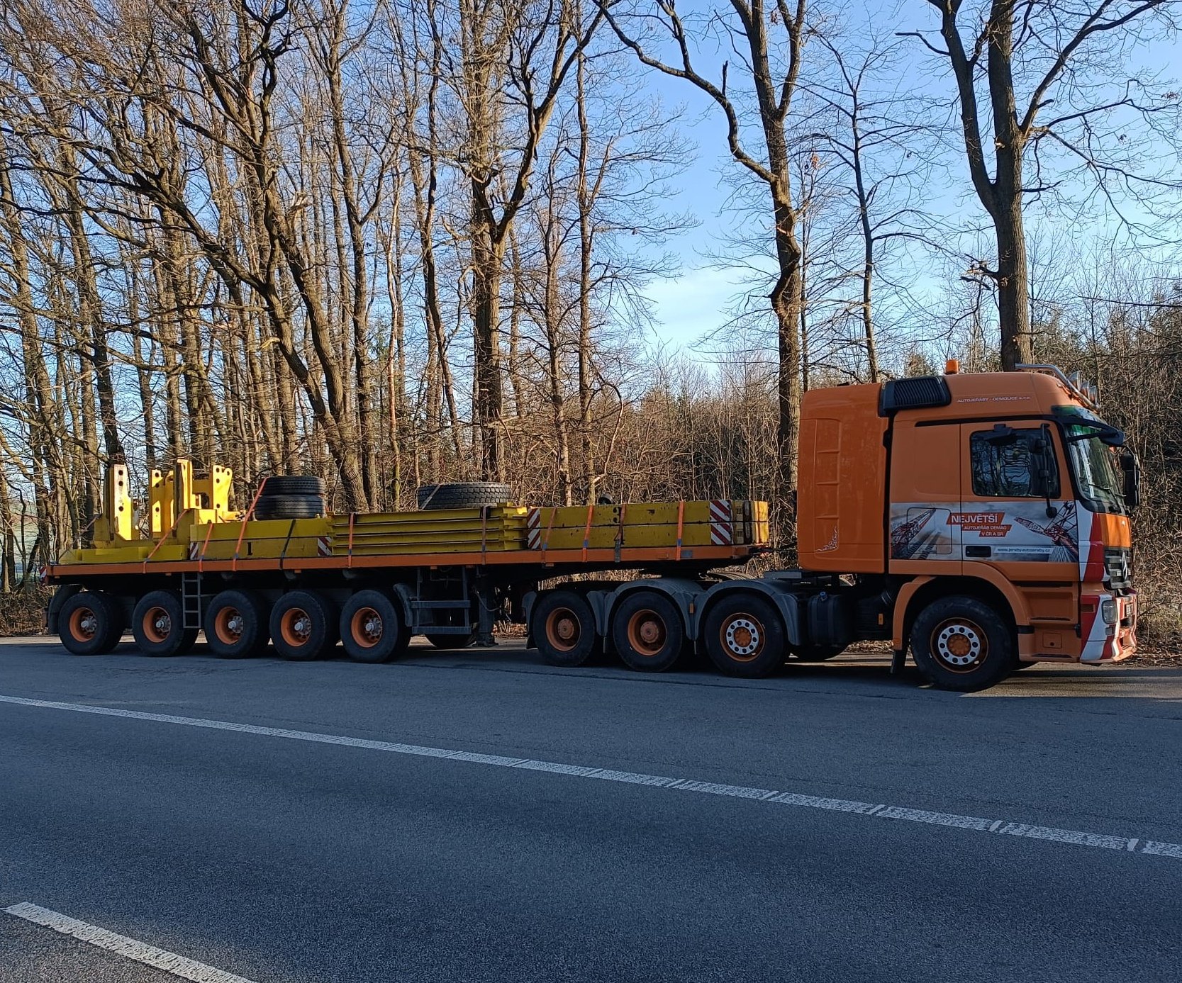 Při kontrole na silnici I/38 se řidič soupravy odmítl podrobit vážení. Foto: Policie ČR