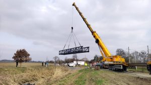 U Olomouce instalují nový most na trase budoucí cyklostezky. Zdroj: Statutární město Olomouc
