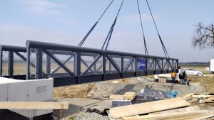 U Olomouce instalují nový most na trase budoucí cyklostezky. Zdroj: Statutární město Olomouc