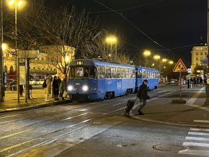 Jedna z mnoha tramvají v Záhřebu. Tato je v zástavce před nádražím. Foto: David Ryšánek