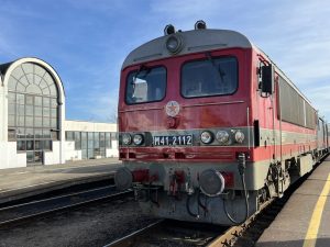 Maďarská lokomotiva na vlaku do Debrecenu. Foto: David Ryšánek