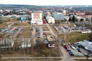 Parkování u nemocnice v Jihlavě. Zdroj: Jihlava