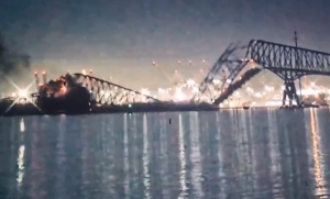 Pád mostu v Baltimore po nárazu nákladní lodi. Zdroj: Stream Time Live