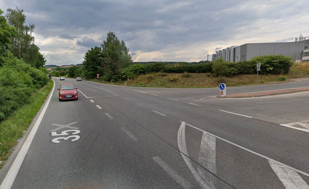 Křižovatka na silnici I/35 u Hořic, která projde proměnou na okružní. Foto: Google Street View