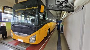Autobus Iveco Crossway společnosti Retrobus po policejní kontrole. Foto: Policie ČR