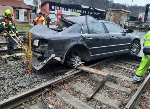 Střetnutí auta s vlakem v Libčicích nad Vltavou. Foto: Správa železnic