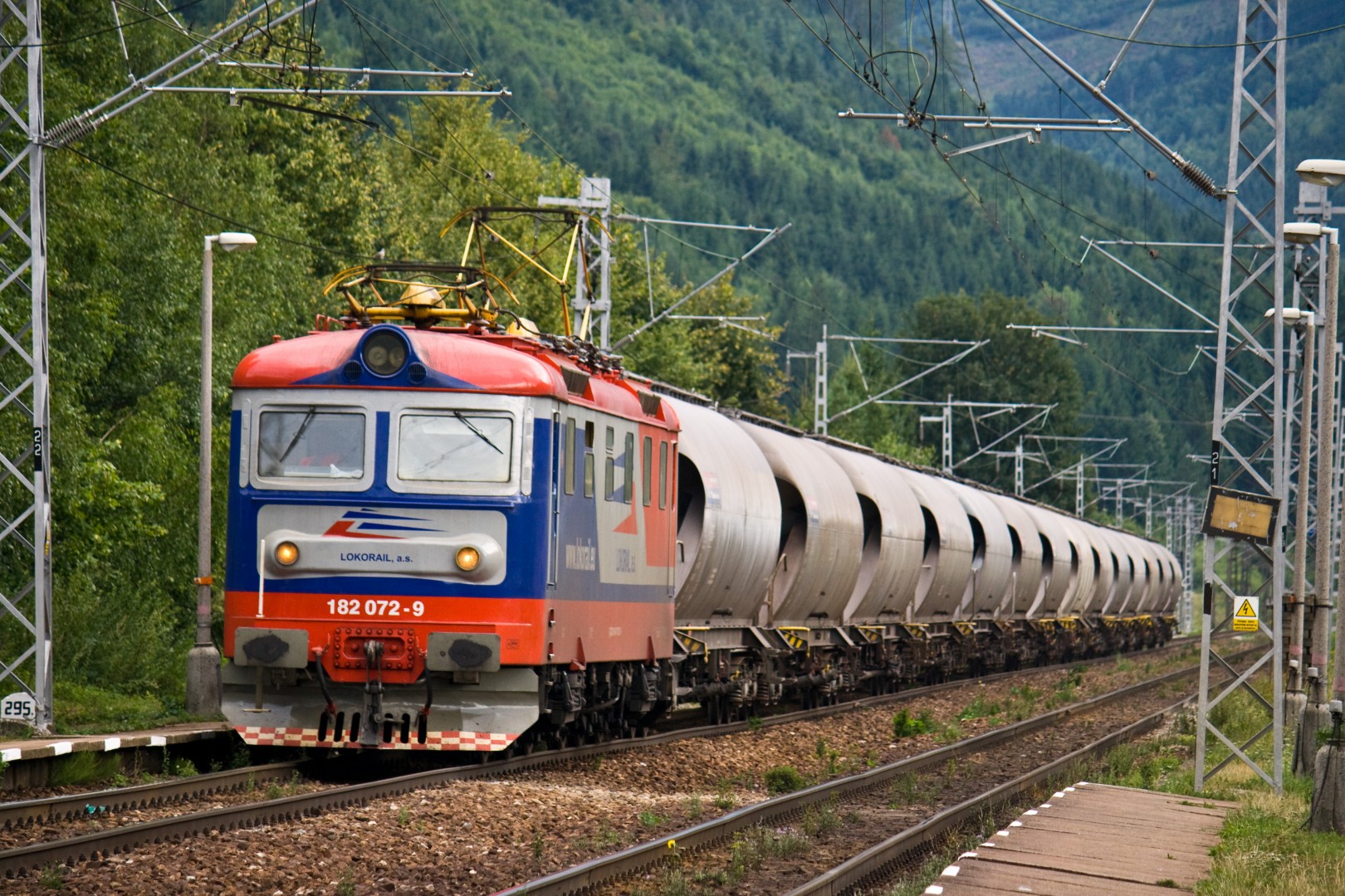 Lokomotiva řady 182 společnosti Lokorail. Ilustrační foto: Lokorail.sk