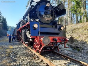 Německá parní lokomotiva najela u obce Plesná do stromu (9. 3. 2024). Pramen: SŽ