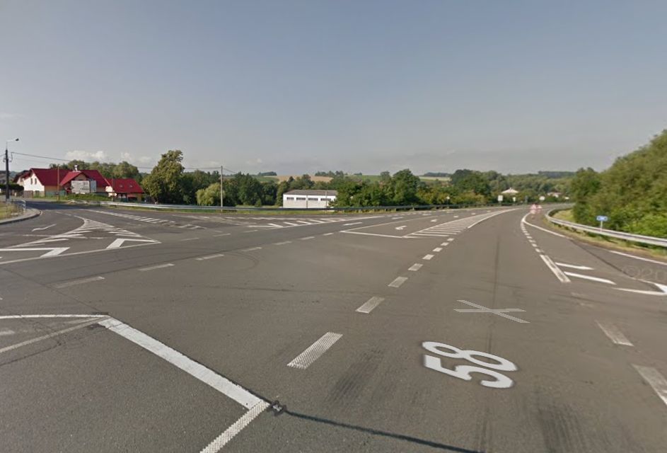 Průsečná křižovatka na silnici I/58 ve Staré Vsi nad Ondřejnicí. Foto: Google Street View