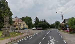 Silnice I/15 v Zahrádkách u historické aleje. Foto: Google Street View