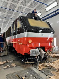 Lokomotiva 365.007 pro IDS Cargo při lakování v ČMŽO. Foto: IDS Cargo