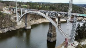 Nový železniční most přes Orlík (duben 2024). Pramen: Metrostav