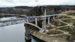 Nový železniční most přes Orlík (duben 2024). Pramen: Metrostav