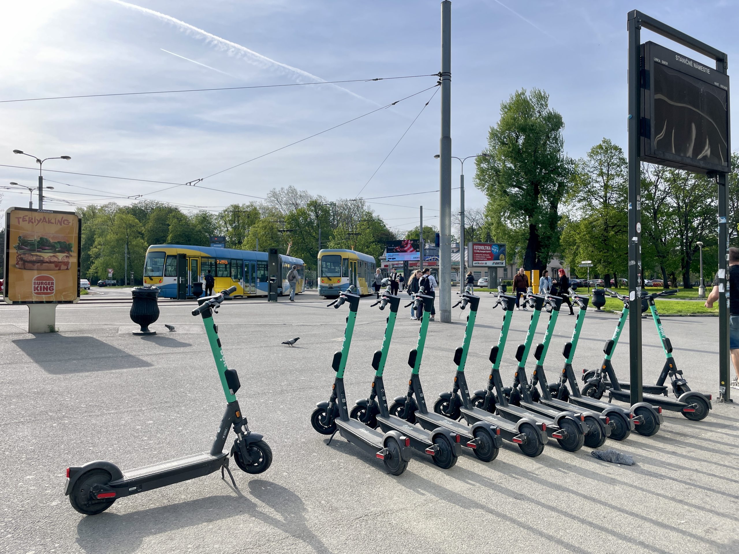 Sdílené elektrokoloběžky Bolt ve městě Košice. Foto: Zdopravy.cz / Vojtěch Očadlý