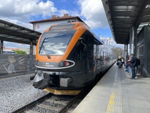 Jednotka Stadler Flirt dopravce Leo Express. Foto: Zdopravy.cz / Vojtěch Očadlý