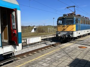 Maďarská lokomotiva najíždějící na soupravu MV247 Citadella