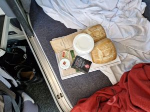 Naservírovaná snídaně od Newrestu vedle bot. Foto: Aleš Petrovský