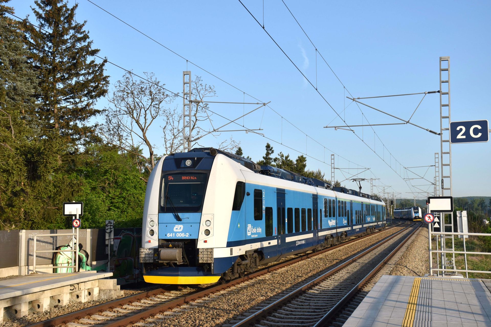 RegioPanter (640.006) mířící do Brna jako vlak Os 11911 v zastávce Ostopovice. Autor: ČD/Filip Novotný