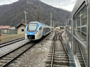 Řada 510 Slovinských železnic ve směru Lublaň. My sjíždíme směr Maribor