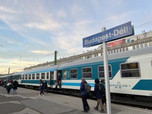 Slovinský vůz od MV247 v Budapešti Déli, kde je zároveň konečná stanice tohoto vlaku