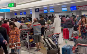 Kolaps na terminálech na dubajském letišti. Zdroj: X.com/Usman Khan