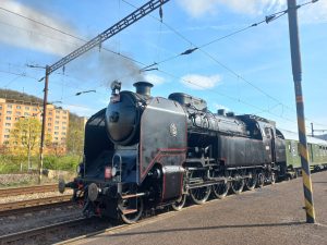 Parní lokomotiva 464.102 Ušatá při první jízdě pro veřejnost (duben 2024). Pramen: NTM