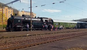 Parní lokomotiva 464.102 Ušatá při první jízdě pro veřejnost (Bílina, duben 2024). Pramen: NTM