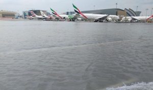 Letiště v Dubaji při záplavách. Foto: Instagram.com/samchui