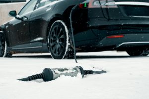Nabíjení elektromobilu v zimě. Foto: Radek Šindel