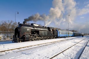 Parní lokomotiva 464.102 Ušatá po renovaci v čele muzejního vlaku. Pramen: NTM