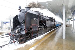 Parní lokomotiva 464.102 Ušatá po renovaci v čele muzejního vlaku. Pramen: NTM
