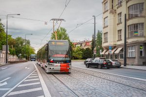 Tramvaj 15T s reklamním polepem PID. Foto: Pražská integrovaná doprava