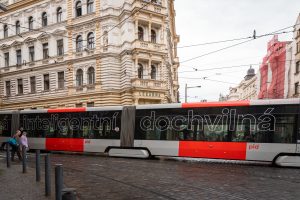 Tramvaj 15T s reklamním polepem PID. Foto: Pražská integrovaná doprava
