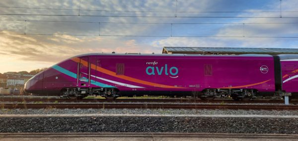 Vysokorychlostní jednotka S-106 Avril v barvách Avlo. Foto: Renfe