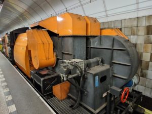 Výkonný tunelový vodní vysavač ve stanici Florenc. Foto: Zdopravy.cz / Jan Nevyhoštěný