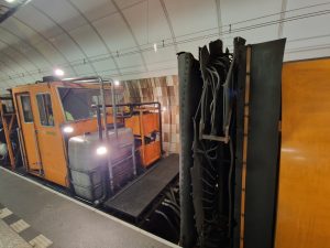Tunelový vysavač se chystá na čištění tunelu metra od prachu. Foto: Zdopravy.cz / Jan Nevyhoštěný