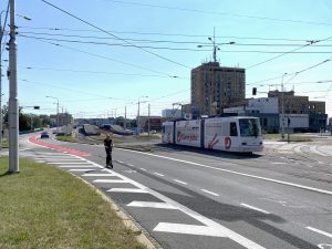 Plynulý přechod vyhrazeného jízdního pruhu pro cyklisty (s červeným podbarvením) do jízdního pruhu pro cyklisty (oddělený podélnou čárou přerušovanou) v Ostravě. Zdroj: MAPPA