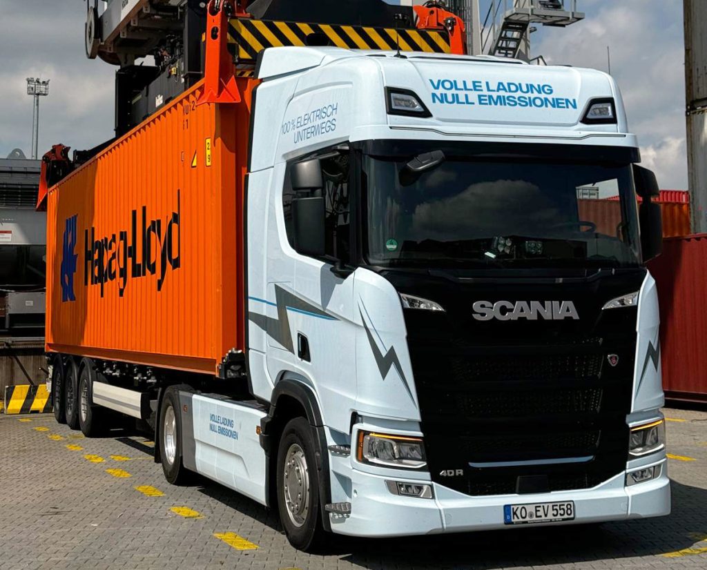 Elektrotahač Scania 40 R na testování ve společnosti Metrans v terminálu Dunajská Streda. Foto: Metrans